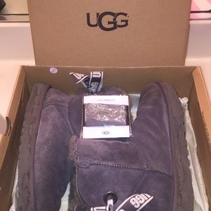 Grey low ugg boots